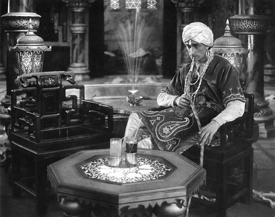 Conrad Veidt in "Das indische Grabmal, Teil 1 - Die Sendung des Yoghi" (1921); Quelle: Murnau-Stiftung, DFF