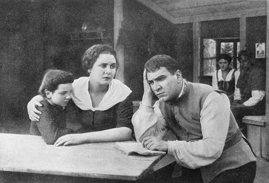 Thea Steinbrecher, Fritz Greiner (vorne rechts) in "Der Ochsenkrieg" (1920); Quelle: DFF