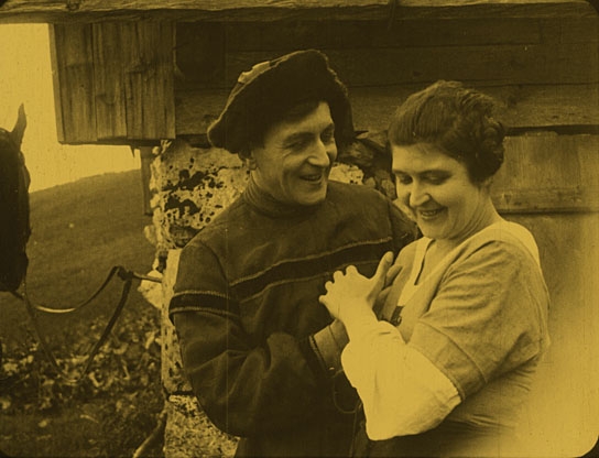 Screenshot mit Viktor Gehring, Thea Steinbrecher aus "Der Ochsenkrieg" (1920); Quelle DFF