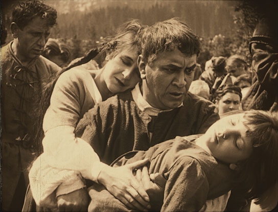 Screenshot mit Fritz Greiner (Mitte) aus "Der Ochsenkrieg" (1920); Quelle: DFF