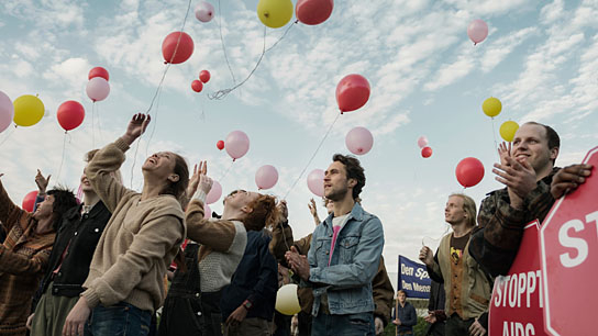 Ludwig Trepte (Mitte) in "Deutschland 86" [Episode 10] (2018); Quelle: Amazon, DFF, © UFA Fiction GmbH, Two Oceans Productions (Pty) Limited, Foto: Anika Molnár