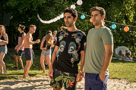 Reza Brojerdi, Lucas Reiber (v.l.n.r.) in "Abikalypse" (2019); Quelle: Warner Bros. Pictures Germany, DFF, © 2019 Pantaleon Films GmbH, Warner Bros. Entertainment GmbH, Foto: Conny Klein