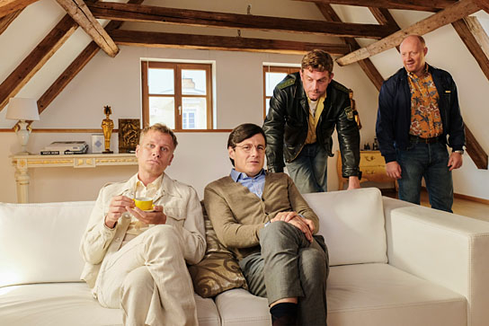 Robert Stadlober, Manuel Rubey, Sebastian Bezzel, Simon Schwarz (v.l.n.r.) in "Leberkäsjunkie" (2019); Quelle: Constantin Film Verleih, DFF, © 2019 Constantin Film Verleih GmbH, Bernd Schuller