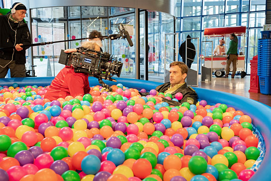Sebastian Bezzel (rechts) bei den Dreharbeiten zu "Leberkäsjunkie" (2019); Quelle: Constantin Film Verleih, DFF, © 2019 Constantin Film Verleih GmbH