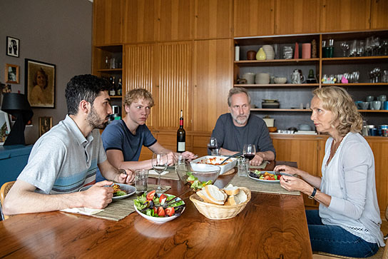 Adnan Jafar, Bruno Alexander, Wolfram Koch, Juliane Köhler (v.l.n.r.) in "Eden" (2019); Quelle: Eurovideo, DFF, © MAOR WAISBURD PHOTOGRAPHY