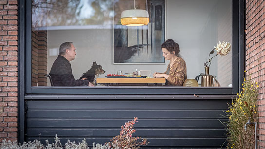 Ulrich Tukur, Martina Gedeck in "Und wer nimmt den Hund?" (2019); Quelle: Majestic Filmverleih, DFF, © Boris Laewen, Majestic