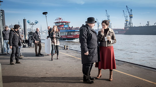 Rainer Kaufmann, Martina Gedeck (beide vorne) bei den Dreharbeiten zu "Und wer nimmt den Hund?" (2019); Quelle: Majestic Filmverleih, DFF, © Boris Laewen, Majestic