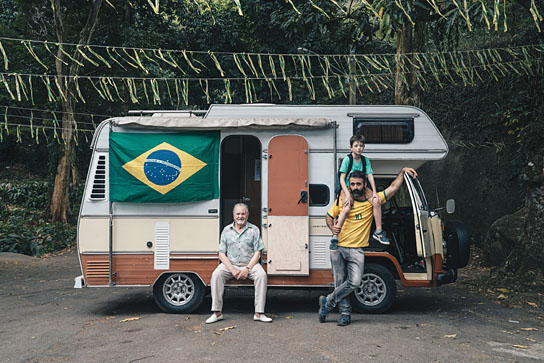 Antônio Petrin (links), Rom Barnea (oben), Asaf Goldstein (stehend) in "Back to Maracanã" (2019); Quelle: JIP Film und Verleih, DFF