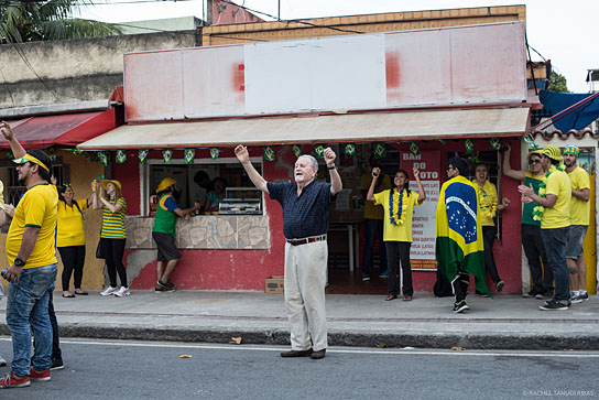Antônio Petrin (Mitte) in "Back to Maracanã" (2019); Quelle: JIP Film und Verleih, DFF, © Rachel Tanugi Ribas