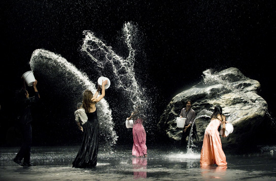 Tänzer des Ensembles von "Vollmond" in "Pina" (2011); Quelle: NFP marketing & distribution*, DFF, © NEUE ROAD MOVIES GmbH, Foto: Donata Wenders