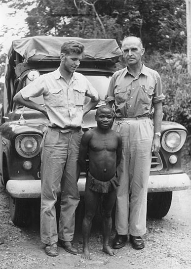 Michael Grzimek (links), Dr. Bernhard Grzimek (rechts) in "Kein Platz für wilde Tiere" (1956); Quelle: DFF