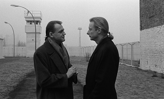 Bruno Ganz, Otto Sander (v.l.n.r.) in "Der Himmel über Berlin" (1987/2018); Quelle: StudioCanal, DFF, © Wim Wenders Stiftung 2017