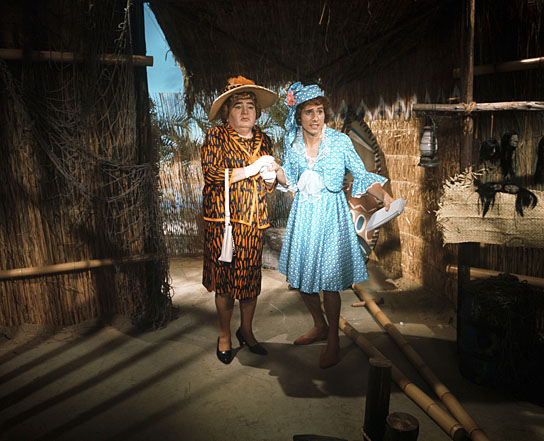 Kurt Grosskurth, Udo Jürgens (v.l.n.r.) in "Unsere tollen Tanten in der Südsee" (1964); Quelle: DFF/Kineos Sammlung