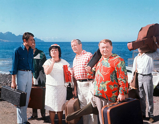 Udo Jürgens, Wolfgang Jansen, Trude Herr, Gunther Philipp, Kurt Großkurth (1.-5.v.l.) in "Unsere tollen Tanten in der Südsee" (1964); Quelle: DFF/Kineos Sammlung