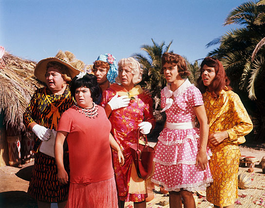 Kurt Großkurth, Trude Herr, Udo Jürgens, Gunther Philipp, Gus Backus, Wolfgang Jansen (v.l.n.r.) in "Unsere tollen Tanten in der Südsee" (1964); Quelle: DFF/Kineos Sammlung