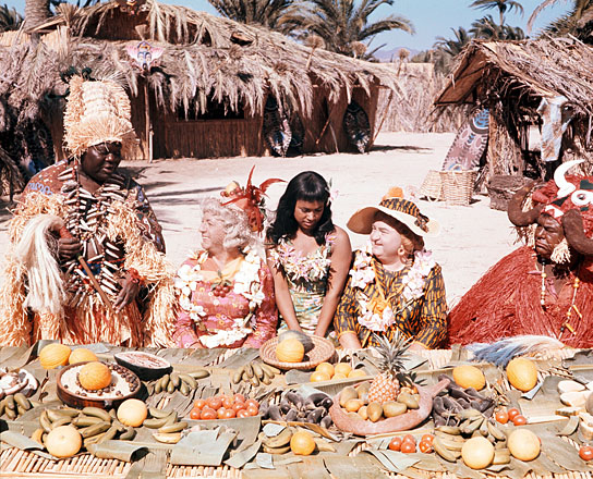 Al Fats Edwards (links), Gunther Philipp (2.v.l.), Kurt Grosskurth (2.v.r.), Adi Berber (rechts) in "Unsere tollen Tanten in der Südsee" (1964); Quelle: DFF/Kineos Sammlung