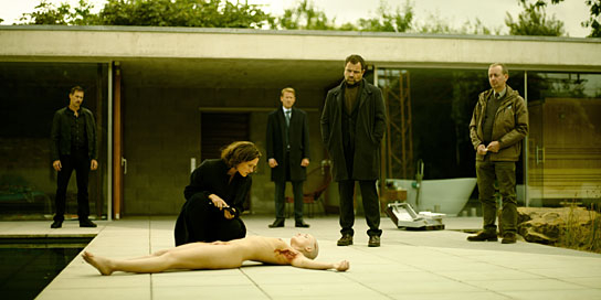 Marc Hosemann (links), Friederike Becht, Wotan Wilke Möhring (Mitte), Juergen Maurer (2.v.r.) in "Parfum" [Episode 1] (2018); Quelle: ZDF, DFF, © ZDF, Jakub Bejnarowicz