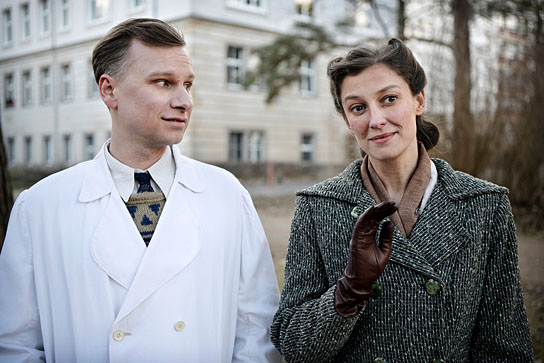 Robert Stadlober, Alexandra Maria Lara in "Und der Zukunft zugewandt" (2019); Quelle: Neue Visionen Filmverleih, DFF, © Neue Visionen Filmverleih