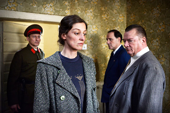 Alexandra Maria Lara, Stefan Kurt (2.v.r.), Peter Kurth (rechts) in "Und der Zukunft zugewandt" (2019); Quelle: Neue Visionen Filmverleih, DFF, © Neue Visionen Filmverleih