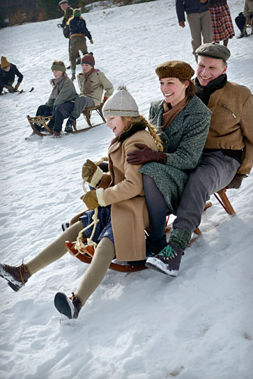 Carlotta von Falkenhayn, Alexandra Maria Lara, Robert Stadlober (vorne v.l.n.r.) in "Und der Zukunft zugewandt" (2019); Quelle: Neue Visionen Filmverleih, DFF, © Neue Visionen Filmverleih