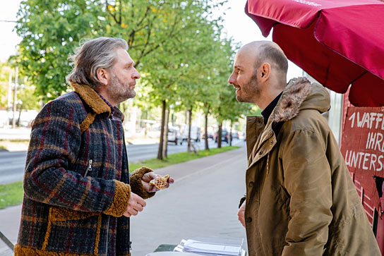 Jörg Witte, Leon Ullrich (v.l.n.r.) in "Eichwald, MdB" [Staffel 2, Episode 5] (2019); Quelle: ZDF, DFF, © ZDF, Maor Waisburd