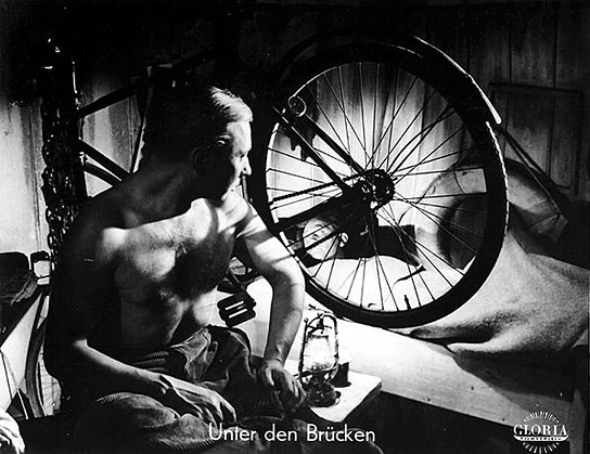 Carl Raddatz, Gustav Knuth (v.l.n.r.) in "Unter den Brücken" (1945); Quelle: DFF, SDK