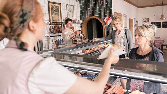 Franziska Schlattner (2.v.r.), Gisela Schneeberger (rechts) in "Eine ganz heiße Nummer 2.0" (2019); Quelle: Constantin Film Verleih, DFF, © 2019 Constantin Film Verleih GmbH