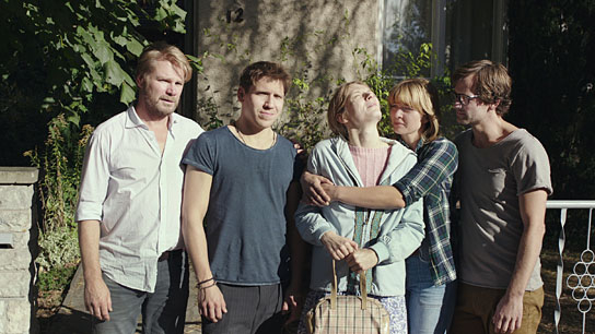 Kai Scheve, Hanno Koffler, Lilith Stangenberg, Jördis Triebel, Florian Stetter (v.l.n.r.) in "Idioten der Familie" (2018); Quelle: Farbfilm Verleih, DFF, © Nadja Klier