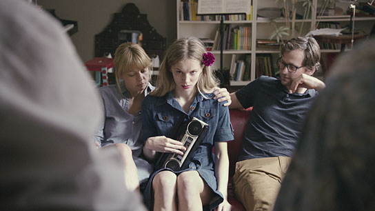 Jördis Triebel, Lilith Stangenberg, Florian Stetter (v.l.n.r.) in "Idioten der Familie" (2018); Quelle: Farbfilm Verleih, DFF, © Nadja Klier