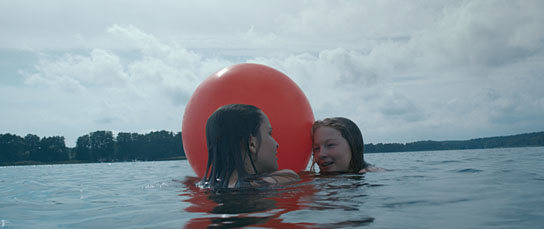 Lisa Vicari, Stephanie Amarell (v.l.n.r.) in "Schwimmen" (2018); Quelle: UCM.ONE, DFF, © UCM.ONE GmbH