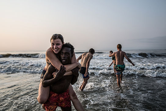 Emma-Katharina Suthe, Benny Opoku-Arthur, Jascha Baum, Luissa Cara Hansen, Bjarne Meisel (v.l.n.r.) in "Get Lucky - Sex verändert alles" (2019); Quelle: DCM Film Distribution, DFF, © deutschfilm, DCM, Foto: Hannes Hubach