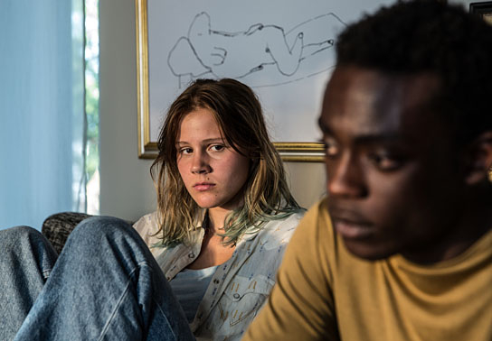 Emma-Katharina Suthe, Benny Opoku-Arthur in "Get Lucky - Sex verändert alles" (2019); Quelle: DCM Film Distribution, DFF, © deutschfilm, DCM, Foto: Hannes Hubach