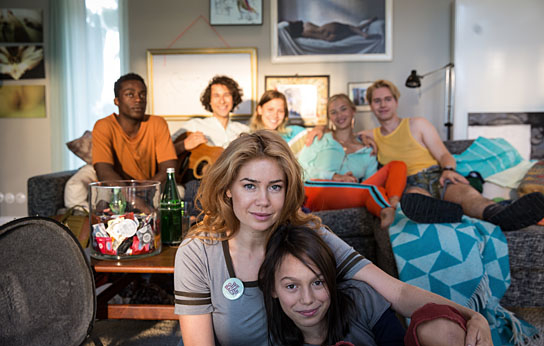 Benny Opoku-Arthur, Jascha Baum, Emma-Katharina Suthe, Luissa Cara Hansen, Bjarne Meisel (hinten v.l.n.r.), Palina Rojinski, Lilly Terzic (vorne v.l.n.r.) in "Get Lucky - Sex verändert alles" (2019); Quelle: DCM Film Distribution, DFF, © deutschfilm, DCM, Foto: Hannes Hubach