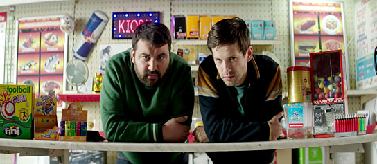 Şahin Eryılmaz, Franz Dinda (v.l.n.r.) in "Ronny & Klaid" (2018); Quelle: Studio Hamburg Enterprises, DFF, © Studio Hamburg Enterprises