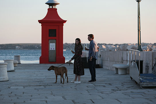 Millie Brady, Andrew Buchan in "Intrigo: Samaria" (2019); Quelle: Twentieth Century Fox of Germany, DFF, © 2018 Twentieth Century Fox