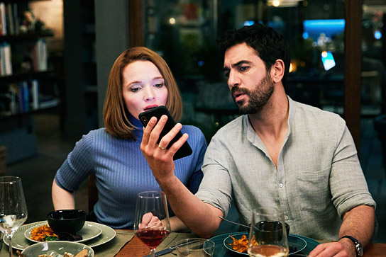 Karoline Herfurth, Elyas M'Barek in "Das perfekte Geheimnis" (2019); Quelle: Constantin Film Verleih, DFF, © 2019 Constantin Film Verleih GmbH, Lucia Faraig