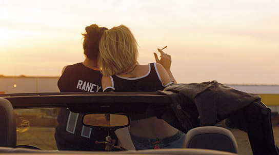 Emma Drogunova, Sarah Mahita (v.l.n.r.) in "Bonnie & Bonnie" (2019); Quelle: Edition Salzgeber, DFF, © Salzgeber & Co. Medien GmbH, Riva Filmproduktion, Rodja Kükenthal