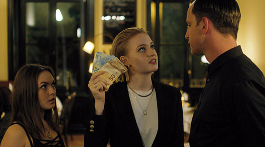 Emma Drogunova, Sarah Mahita, Tim Koller (v.l.n.r.) in "Bonnie & Bonnie" (2019); Quelle: Edition Salzgeber, DFF, © Salzgeber & Co. Medien GmbH, Riva Filmproduktion, Rodja Kükenthal