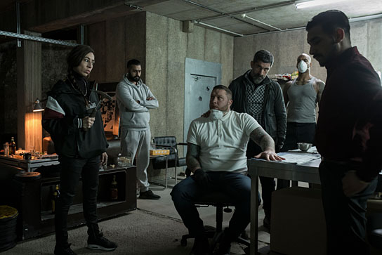 Carol Schuler, Dustin Jérôme Schanz (3.v.l.), Erdal Yıldız (4.v.l.), Tamer Yiğit (rechts) in "Skylines" (2019); Quelle: Netflix, DFF, © Christian Lüdeke Con Lux Photographie