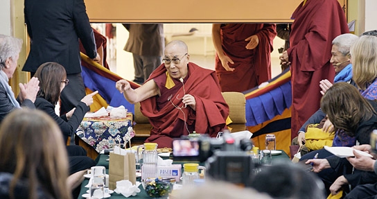 Der Dalai Lama (Mitte) in "But Beautiful" (2019); Quelle: Pandora Film, DFF