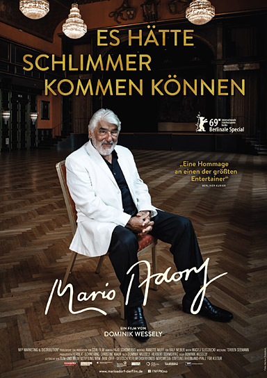 Filmplakat von "Es hätte schlimmer kommen können - Mario Adorf" (2019); Quelle: NFP marketing & distribution*, DFF