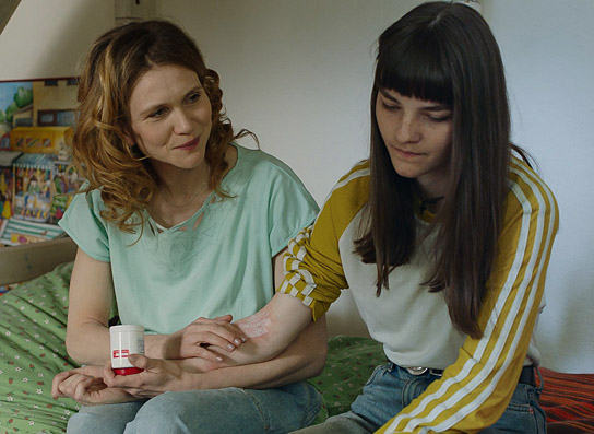 Lisa Hagmeister, Emilie Neumeister (v.l.n.r.) in "Im Niemandsland" (2019); Quelle: imFilm Agentur + Verleih, DFF, © Armin Dierolf