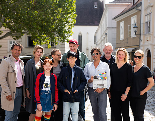 Stephan Luca, Rike Schmid, Emilia Maier, Milan Peschel, Loris Sichrovsky, Regisseur Gregor Schnitzler, Kameramann Wolfgang Aichholzer, Koproduzent Michael Katz, Produzentinnen Meike Kordes und Alexandra Kordes (v.l.n.r.) beim Drehstart von "Die Schule der magischen Tiere" am 5. September 2019 in Österreich; Quelle: S&L Medianetworx