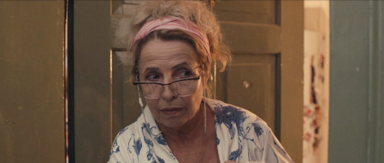 Michaela May in "Schmucklos" (2019); 