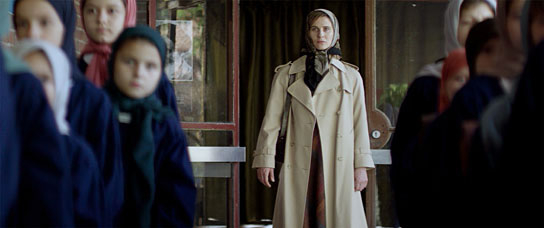 Katrin Röver (Mitte) in "Morgen sind wir frei" (2019);