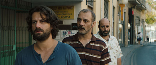 Adam Bousdoukos, Fatih Al, Özgür Karadeniz (v.l.n.r.) in "Smuggling Hendrix" (2018); Quelle: Filmperlen, DFF