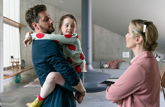 Richard Armitage, Sophia Ally, Julie Delpy (v.l.n.r.) in "My Zoe" (2019); Quelle: Warner Bros. Pictures Germany, DFF, © 2019 Warner Bros. Ent., Stephan Rabold