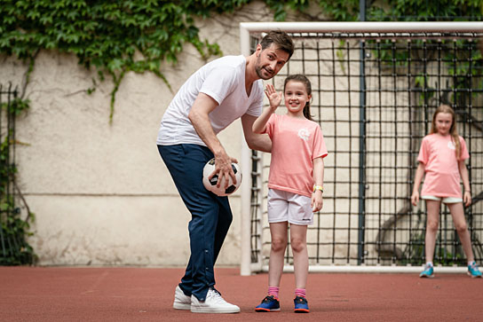 Richard Armitage (links), Sophia Ally (Mitte) in "My Zoe" (2019); Quelle: Warner Bros. Pictures Germany, DFF, © 2019 Warner Bros. Ent., Stephan Rabold