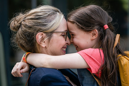 Julie Delpy, Sophia Ally (v.l.n.r.) in "My Zoe" (2019); Quelle: Warner Bros. Pictures Germany, DFF, © 2019 Warner Bros. Ent., Stephan Rabold