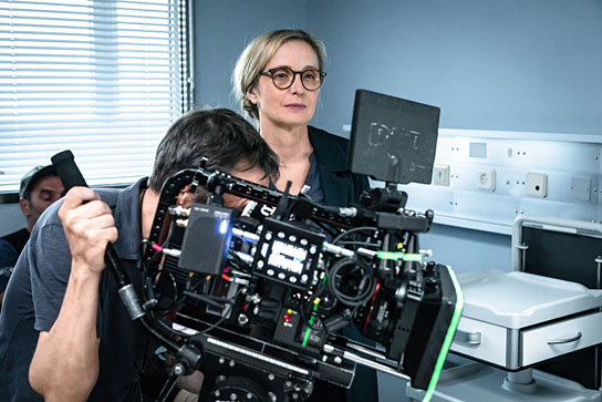 Julie Delpy (rechts) bei den Dreharbeiten zu "My Zoe" (2019); Quelle: Warner Bros. Pictures Germany, DFF, © 2019 Warner Bros. Ent., Stephan Rabold